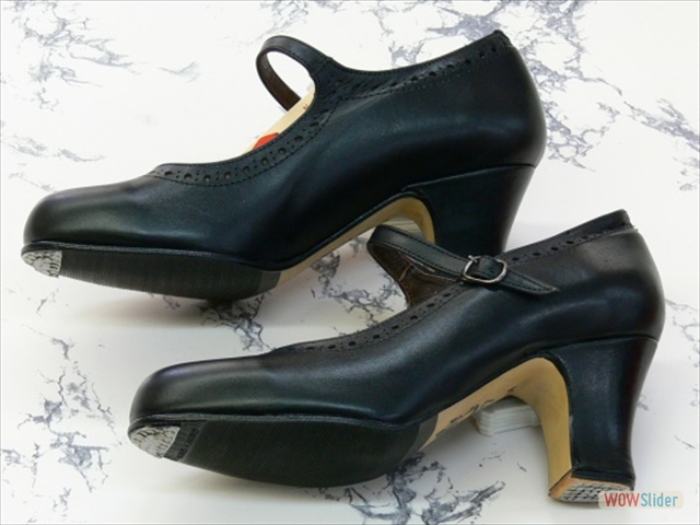 プロ用のシューズよりも柔軟性があり、フラメンコを始めたばかりの方にもお勧めの靴です。